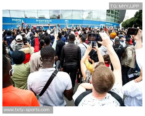 巴黎球迷大巴深夜抛锚高速上80人被困数小时等待救援 巴黎球迷大巴深夜抛锚高速上80人被困数小时等待救援