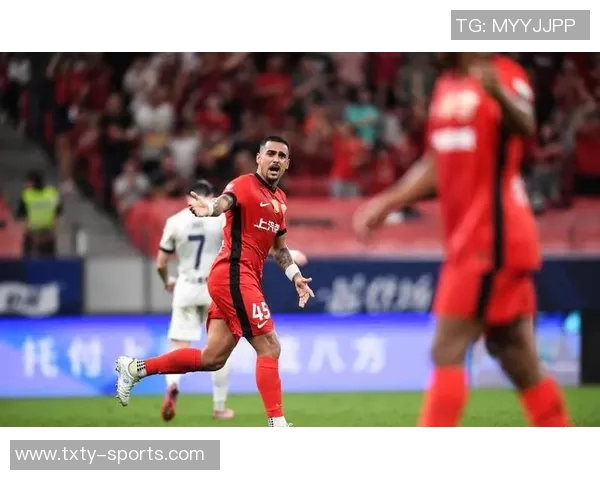 刘闻超带队海港在教学赛中以4-3逆转取胜莱昂纳多梅开二度助力球队 刘闻超带队海港在教学赛中以4-3逆转取胜莱昂纳多梅开二度助力球队