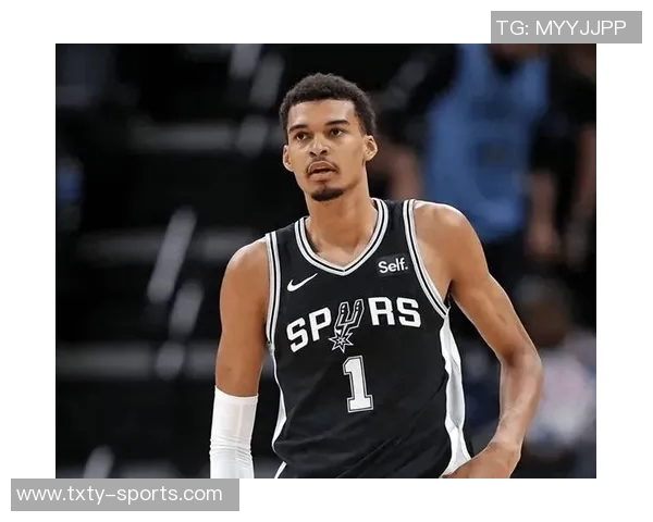 文班在季前赛频繁失误米奇称其为尝试新打法与阵容磨合的必要过程 文班在季前赛频繁失误米奇称其为尝试新打法与阵容磨合的必要过程