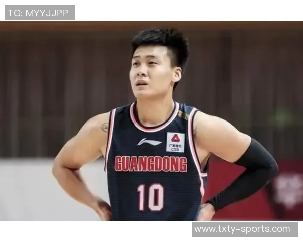 媒体人分享广东全运男篮探班照片赵睿身穿北京T恤与胡明轩崔永熙同框合影