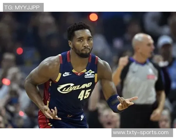 米切尔赞鲍尔赛场思维能力与詹姆斯相似认为这是球队所需的重要特质 米切尔赞鲍尔赛场思维能力与詹姆斯相似认为这是球队所需的重要特质